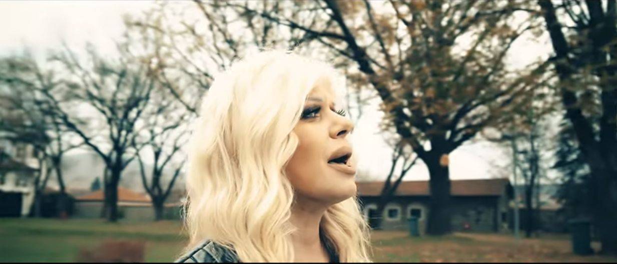 Zorana snimila spot na Kosovu, zbog reči pesama SUZE SAME TEKU: "Ovo je božanstveno" 2 a3435bfa528f6cf32f36bdd8f3659ef6a83870c9
