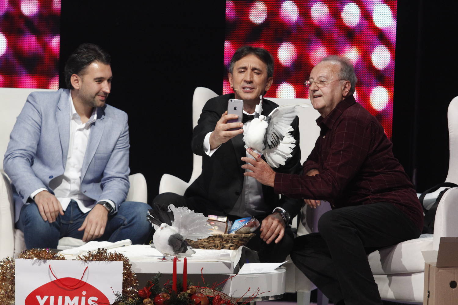 NIJE ŠALA! Po Grandovoj sceni LETELO PERJE I GOLUBOVI! (FOTO) 2 a39460b98e5bf359e928570fcbba1e892380344b
