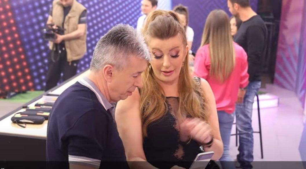 Jedni se ne odvajaju od telefona, a drugi ne prestaju sa pričom: Evo ko se sa kime NAJVIŠE DRUŽI iza kamera (VIDEO) 2 a4b14e642e3706cf27e3600561869e1e762edb88