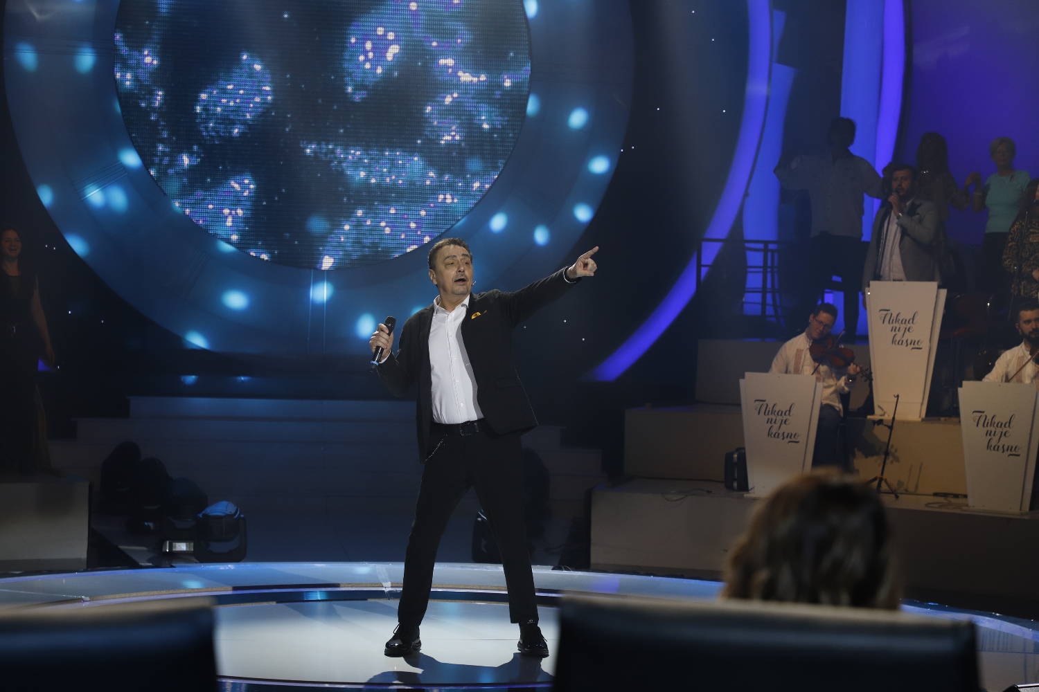 Postoje posebni trenuci kada se scena NIKAD NIJE KASNO pretvori u pravu UMETNOST! (VIDEO) 2 a4c831cf74d2fe2e393a7d65c2ac984d8fb0624c