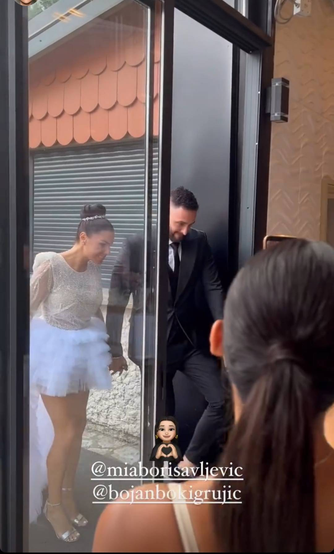 NESVAKIDAŠNJI ulazak i PRVI PLES mladenaca: Mia i Bojan iznenadili goste (VIDEO) 3 a5a35c23ef4d9d8dace3bc5f68b35861621a09ad