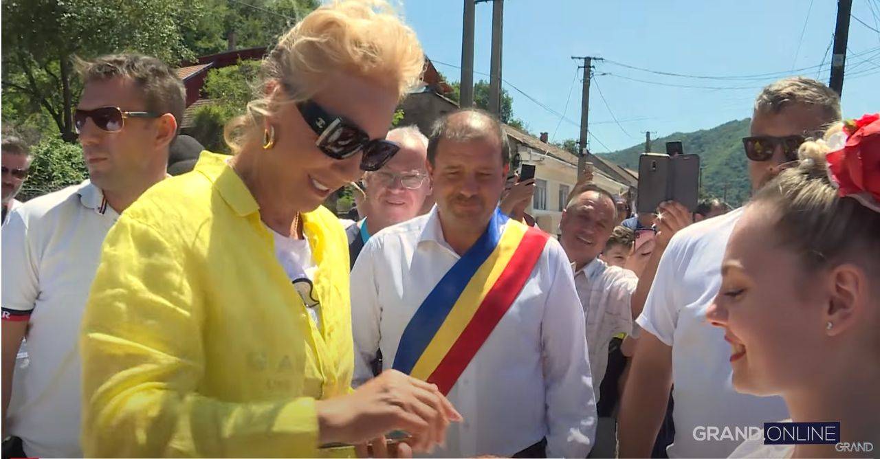 SVI DETALJI SPEKTAKLA U RUMUNIJI: Lepa Brena POKAZALA ZBOG ČEGA JE I DALJE BROJ JEDAN: "Hajde da se volimo je moj moto" (VIDEO) 2 a73f98493de8dcc93dd59907ac7b83232211ca2f