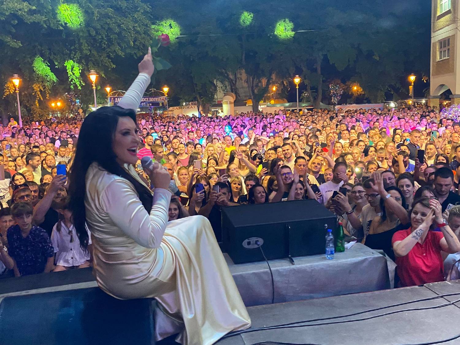 Dragana Mirković oborila rekord u Odžacima, pa posebnu pesmu otpevala svom fan klubu (FOTO) 2 a8a7e38753f3e2933ca374d58abc607f32fb924a