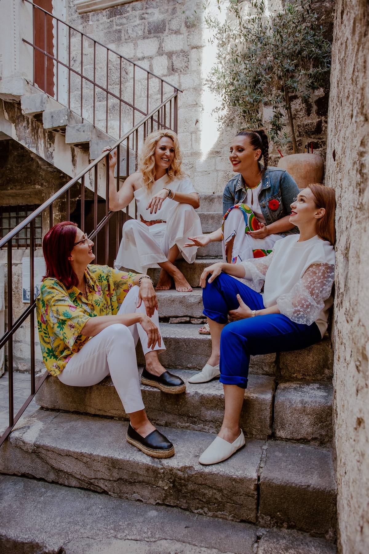 JAČE OD KORONE: Devojke iz grupe „Frajle“ napravile neverovatan muzički potez (VIDEO) 2 a9ec7373658415ddfda4184775cbee62281400d1