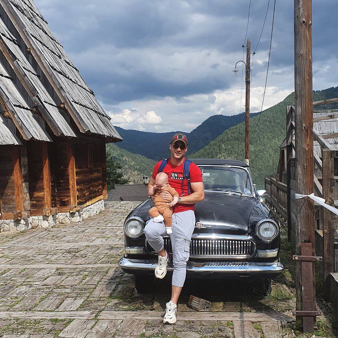 Boki Lexington PRVI PUT POKAZAO SINA! Evo gde pevač provodi porodični odmor! (FOTO) 3 aa1211ebc54a543a5afeab4724670357c056d411