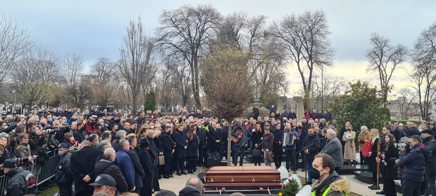 SRCE DA PUKNE: Milutin Mrkonjić sahranjen uz omiljenu pesmu "PUTUJ U VEČNOST" 9 aa75606e6d3a1695ce8286328aa6400e698d5819