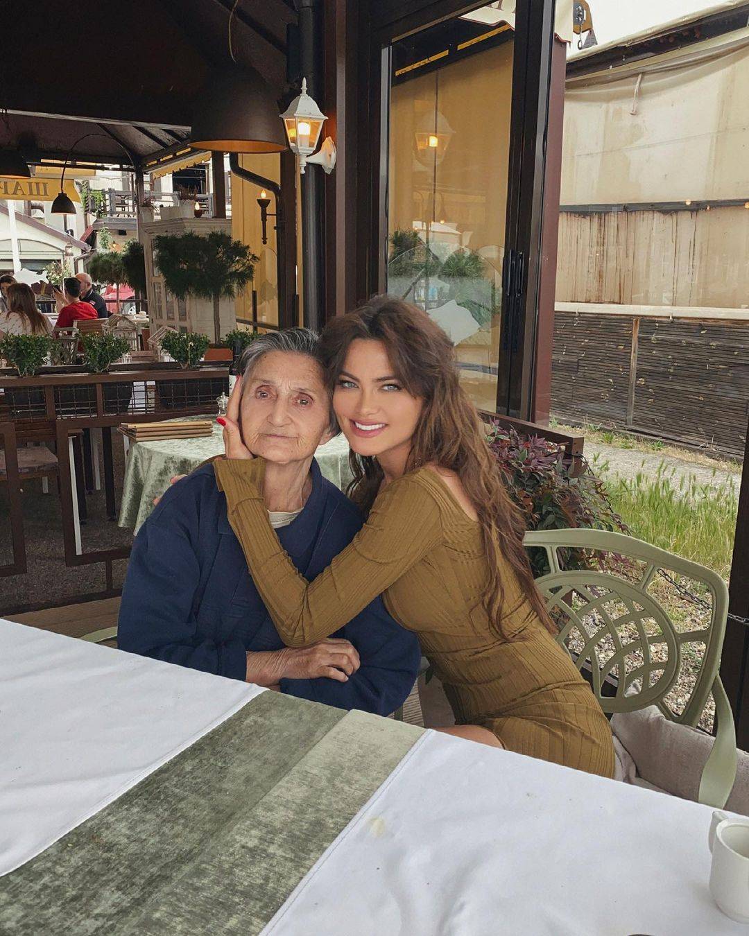 Milica otvorila dušu o najbolnijoj temi: "SRCE ME BOLI ŠTO ME BAKA VIŠE NE PREPOZNAJE" 3 abf2d8f56ce870563161590322ef760b310b110b