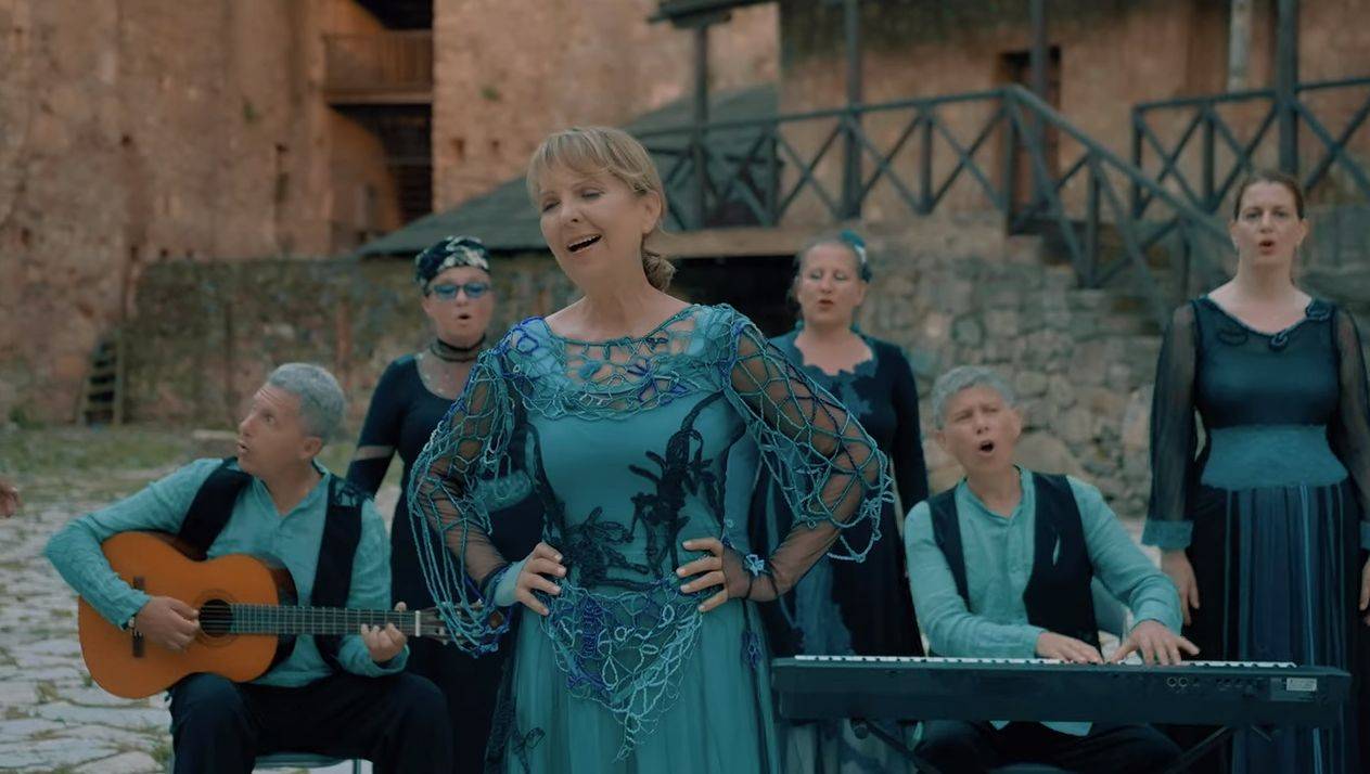 3 MINUTA ČAROLIJE Bilja Krstić predstavila novi spot (VIDEO) 2 accf4028f62274f440c034a10ef873af9e59a44f
