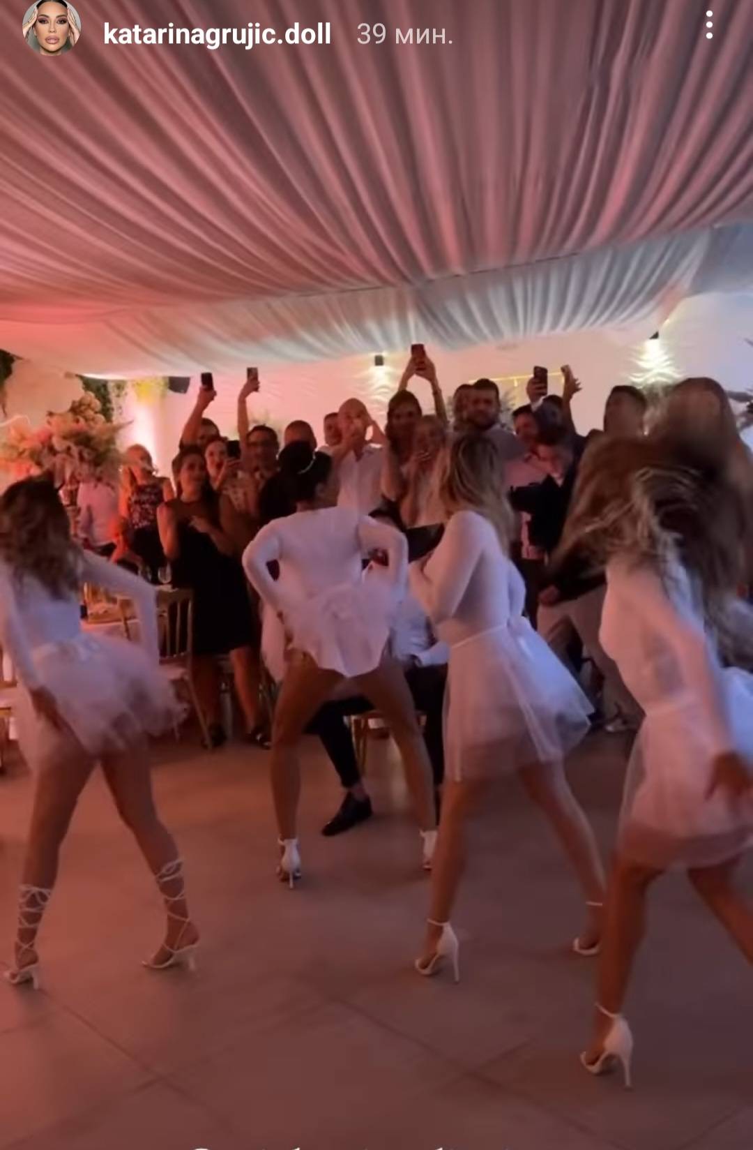 NE ZNA ŠTA GA JE SNAŠLO: Mia Borisavljević suprugu izvela SEKSI PLES na svadbi (VIDEO) 5 ad97d415605d68e6e5443356504e5139dff08ae7