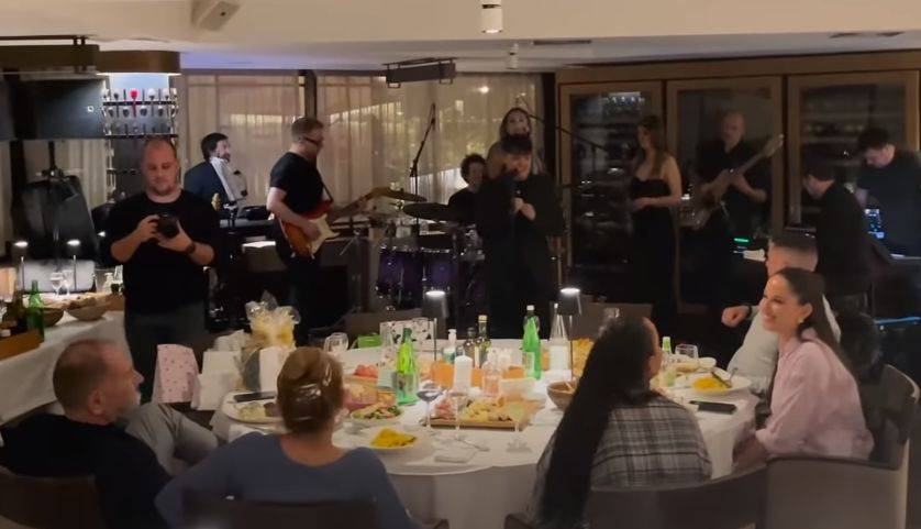 KAKVO IZNENAĐENJE: Slavljenica se ZAMALO ONESVESTILA, fanovi se GUŠE U SUZAMA zbog Marije Šerifović (VIDEO) 4 ada344e351d08d83564ec23c0eea85adf401c284