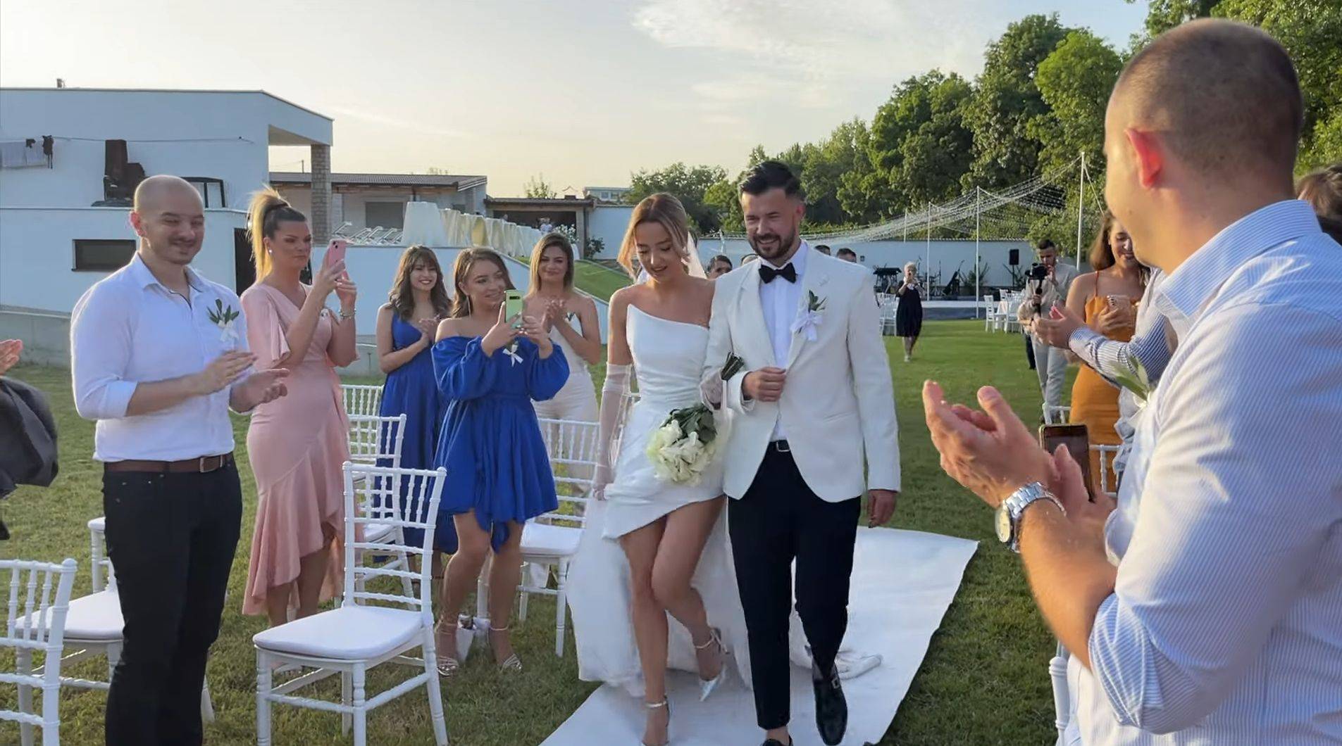 EMOTIVNO Džejla Ramović se RASPLAKALA na sestrinom venčanju i poručila: "NE MOGU da PEVAM" (VIDEO) 2 adb9133eb8e367b303143d927c94bb44866afde5