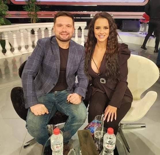 Dragi Domić u poslu sa vlasnicom striptiz kluba! Kako će se pevač snaći u novoj ulozi? 2 afe9f163e3517512fdba162dbab0b0ad322384a3