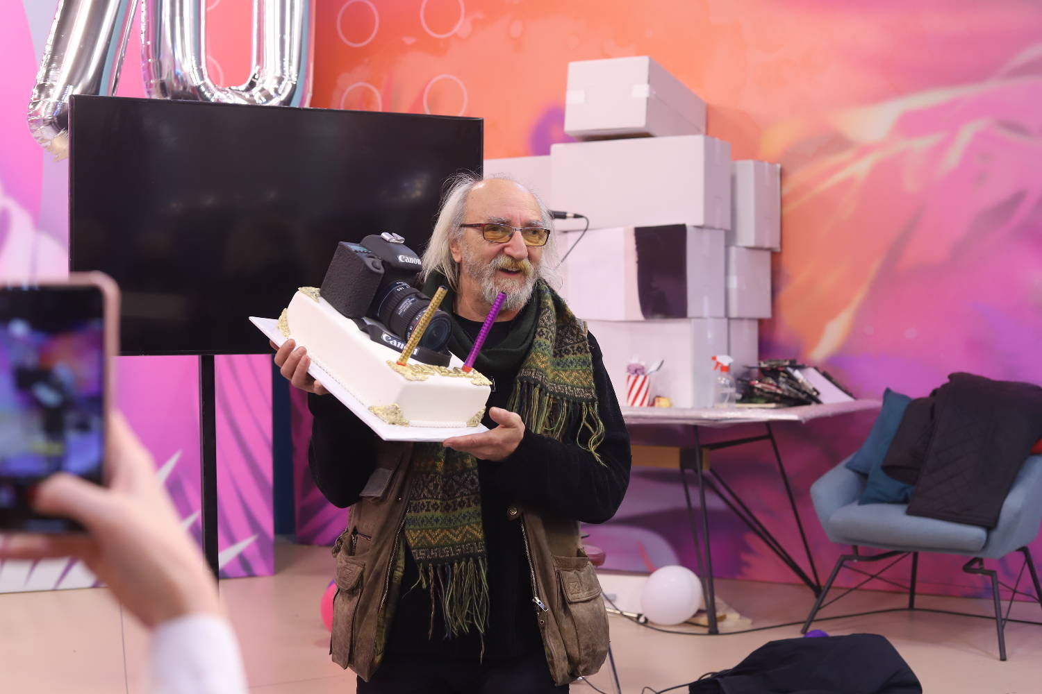 ''Ovo mi DAJE SNAGU da radim još sa vama'' Grandov fotograf u SUZAMA nakon ŽURKE IZNENAĐENJA (VIDEO) 9 b0c5eb809c96c31a198f48ef473c7bf9459de6d9