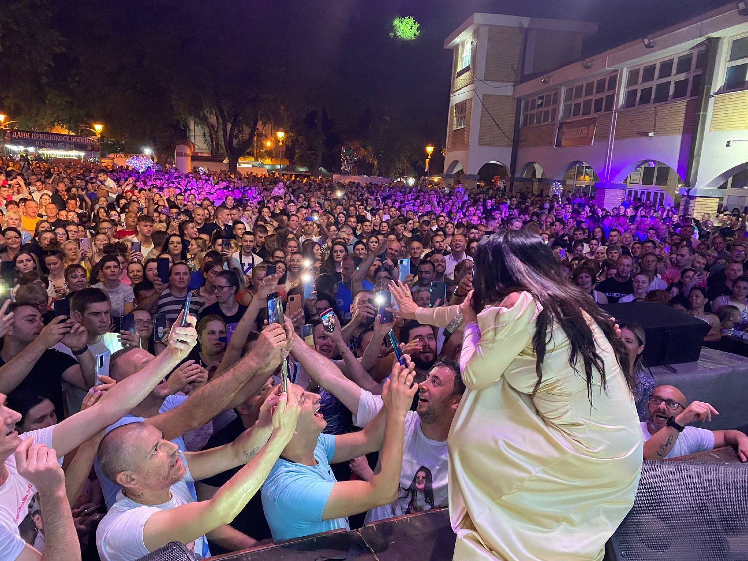 Dragana Mirković oborila rekord u Odžacima, pa posebnu pesmu otpevala svom fan klubu (FOTO) 3 b0f5cefa3e0f6b28f0d9c3f7343a098331090849