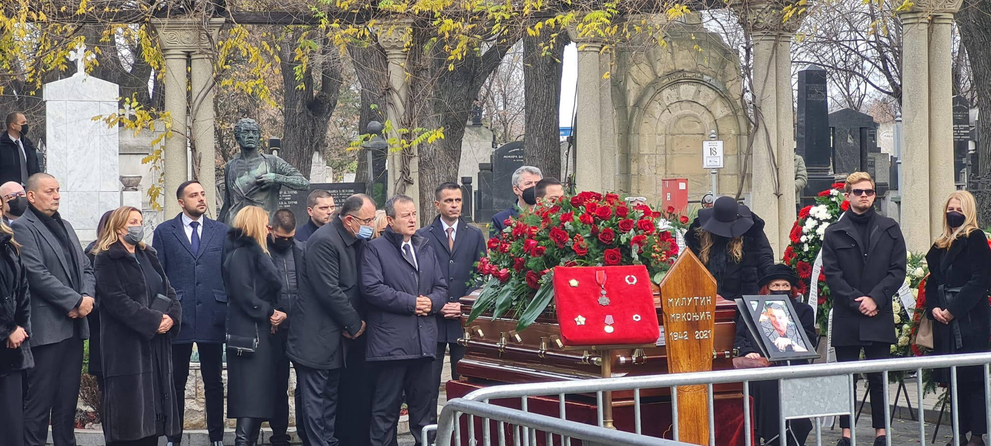 TUŽAN PRIZOR SA NOVOG GROBLJA: Bekuta skrhana bolom, jeca pred kovčegom (FOTO + VIDEO) 3 b26a18864236513a433b0a14c001542883306e24