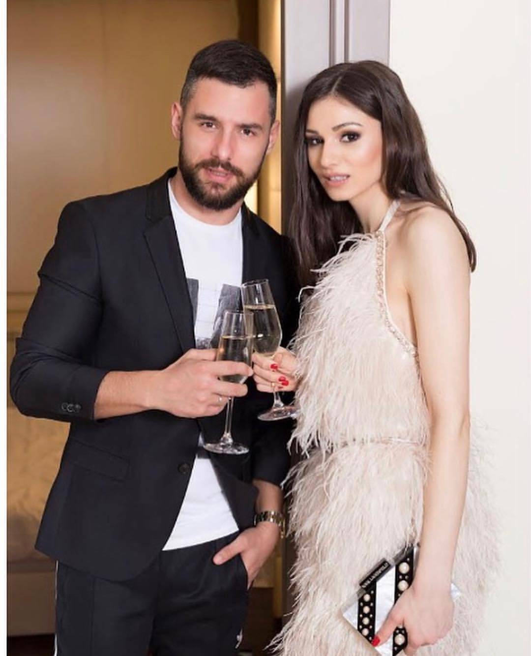 Nemanja je imao burnu vezu sa koleginicom, a sad uživa pored manekenke! Pogledajte kako su se poznali! (FOTO) 2 b3b49fa69bfa5904b046d8f1850495b3ccfcc26e