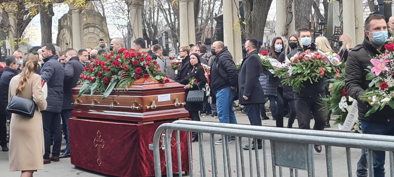 SRCE DA PUKNE: Milutin Mrkonjić sahranjen uz omiljenu pesmu "PUTUJ U VEČNOST" 6 b3d75591ee4e599268d6042135b33bdcdceb274d