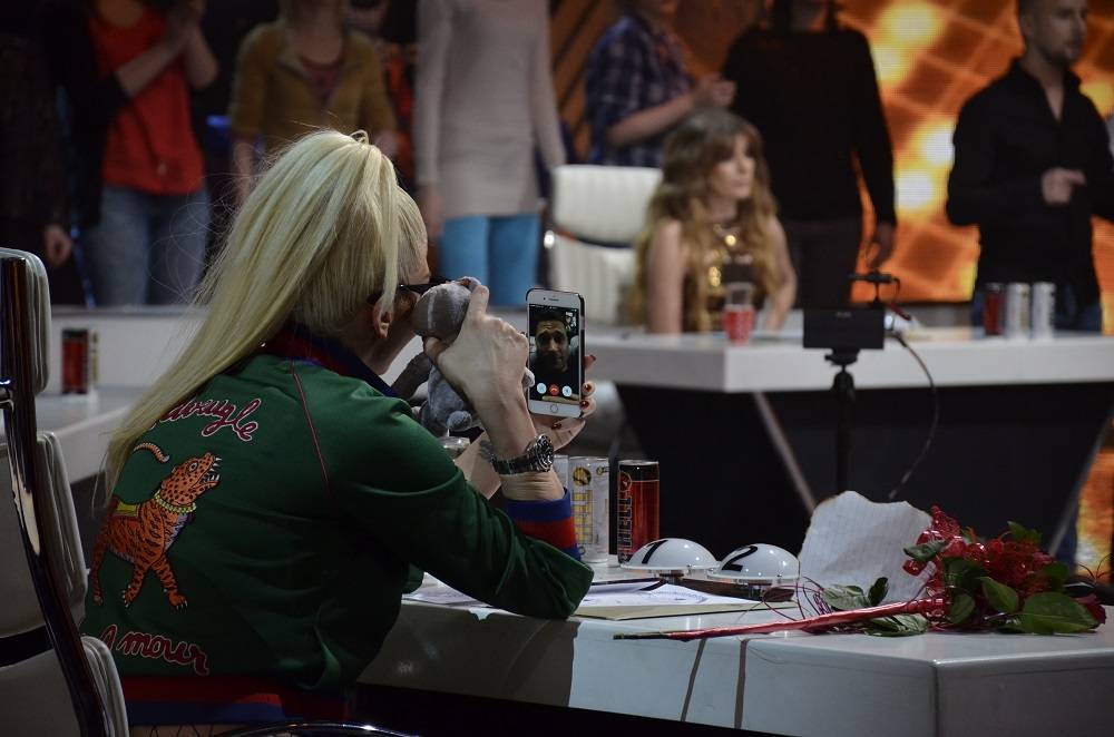 UHVAĆENA NA DELU Jelena Karleuša zaljubljena do ušiju (FOTO) 3 b48bbe6d531ff433f8152c8394e4cb80bc076ecc