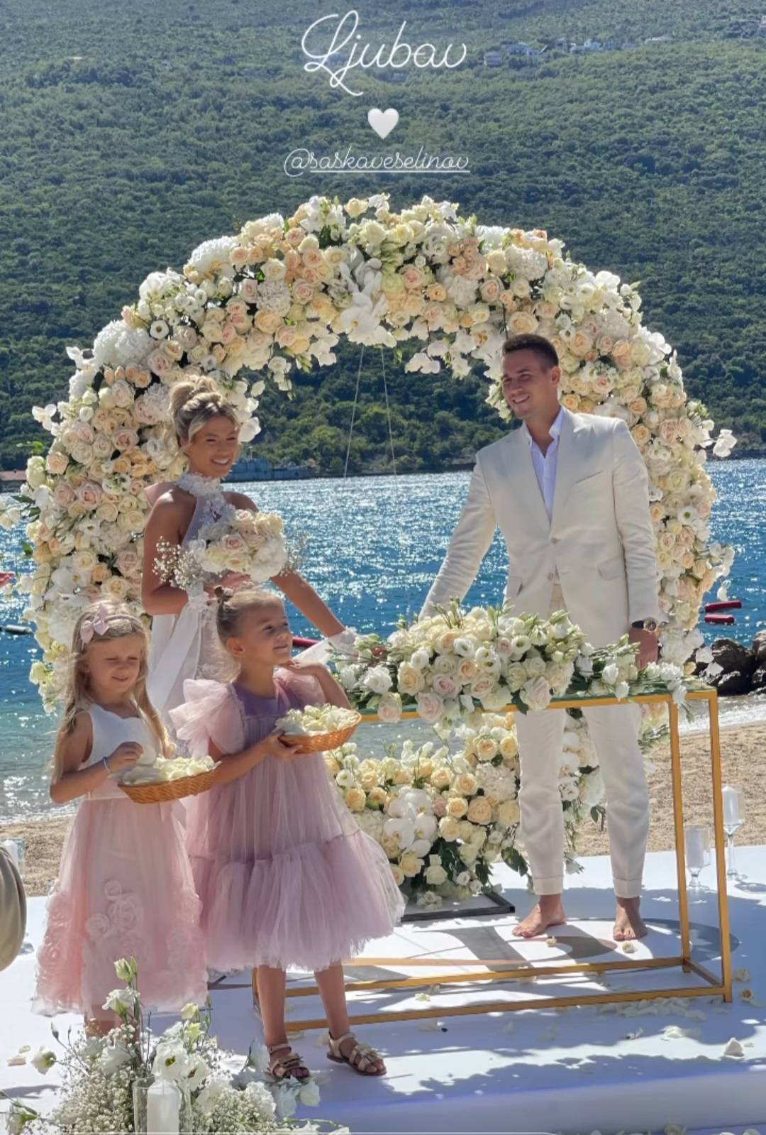 SVADBENA BAJKA NA PLAŽI: Mladenci izgovorili sudbonosno DA, pa BOSI zaplesali na pesku (VIDEO) 6 b660283b77fdd353b3f20f4e9eeb6ebc181a94f4