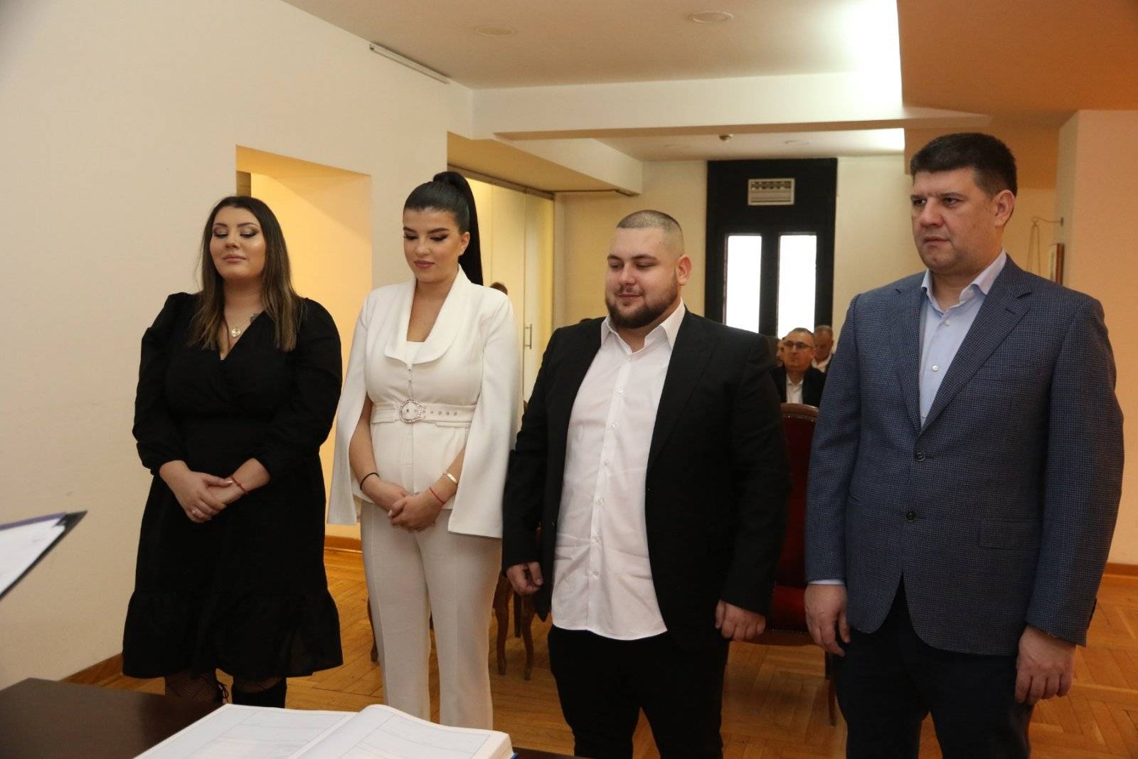 EKSKLUZIVNE FOTOGRAFIJE: Đani kiti muziku, mladenci ne skidaju osmeh sa lica 2 b7e927ff872608edd0f1e5bbe8022fb245052e44