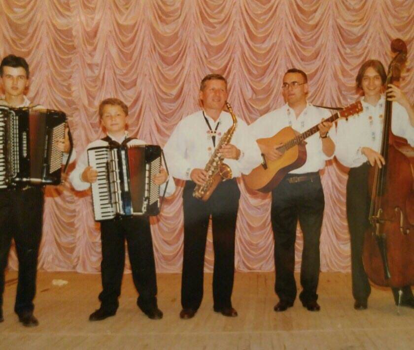 PREPOZNAJETE LI DEČAKA SA SLIKE? Danas je jedan od omiljenih muzičara svih generacija (FOTO) 4 ba11bd1ac8bc6cfb7e9d85b7660946faae96e10a