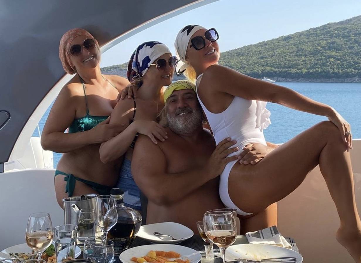 KAPA DO PODA Lepa Brena u belom kupaćem pokazala da je u top formi (FOTO) 2 ba74d4b579deeb6f50c6b3e73df7306514f53a04