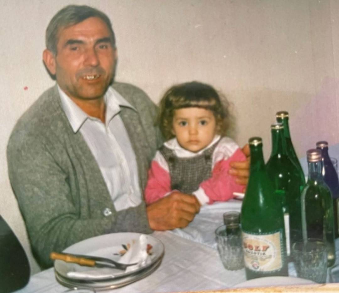 Od VODOVODA do ZVEZDA GRANDA: Da li prepoznajte devojčicu sa slike? (FOTO) 2 bb28c60b653f3659d0cef0a308bf0d1970c38256