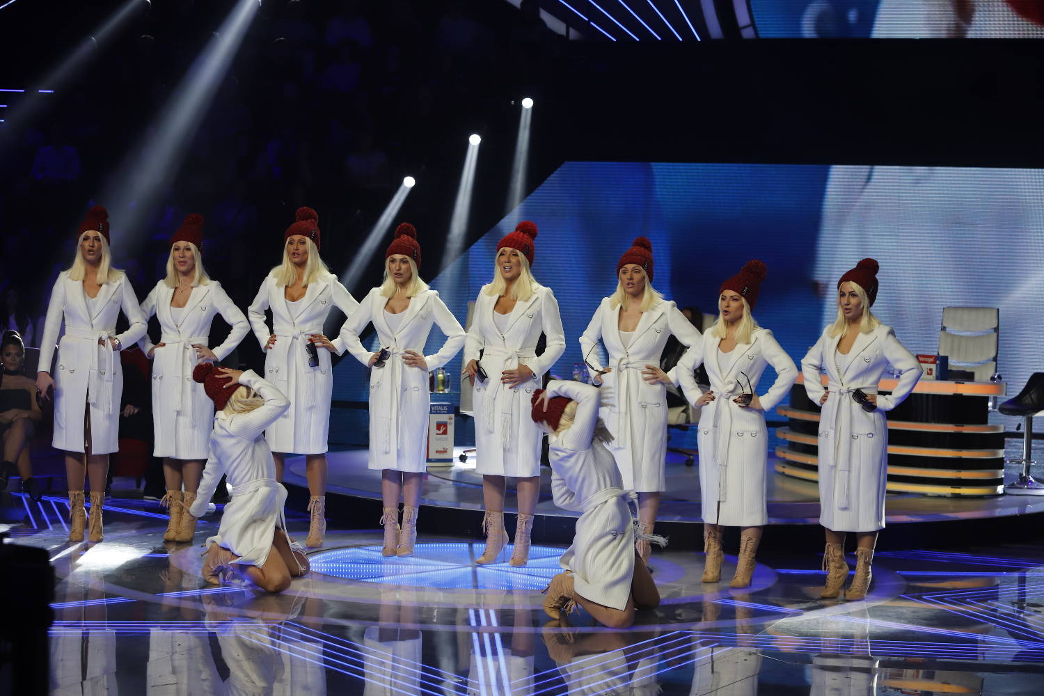 SREĆNE ŽENE NA OKUPU: 7 žena kao Brena, sve su poznate, ali koja je prava? (VIDEO) 2 bd63d29ecfee3c3a665d742e6a74d28977bcf655