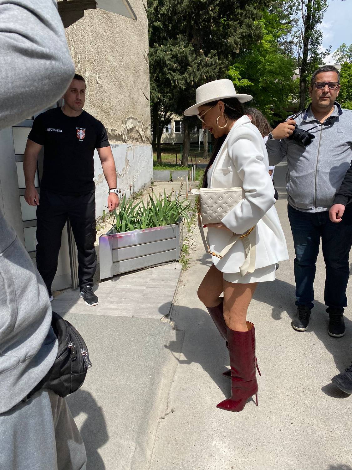 SLUTI NA NEŠTO? Ceca u belom zablistala na današnjem snimanju ZVEZDA GRANDA 2 be1bbaa1cd800abd7e7d40c23393b6ad78ab2be1