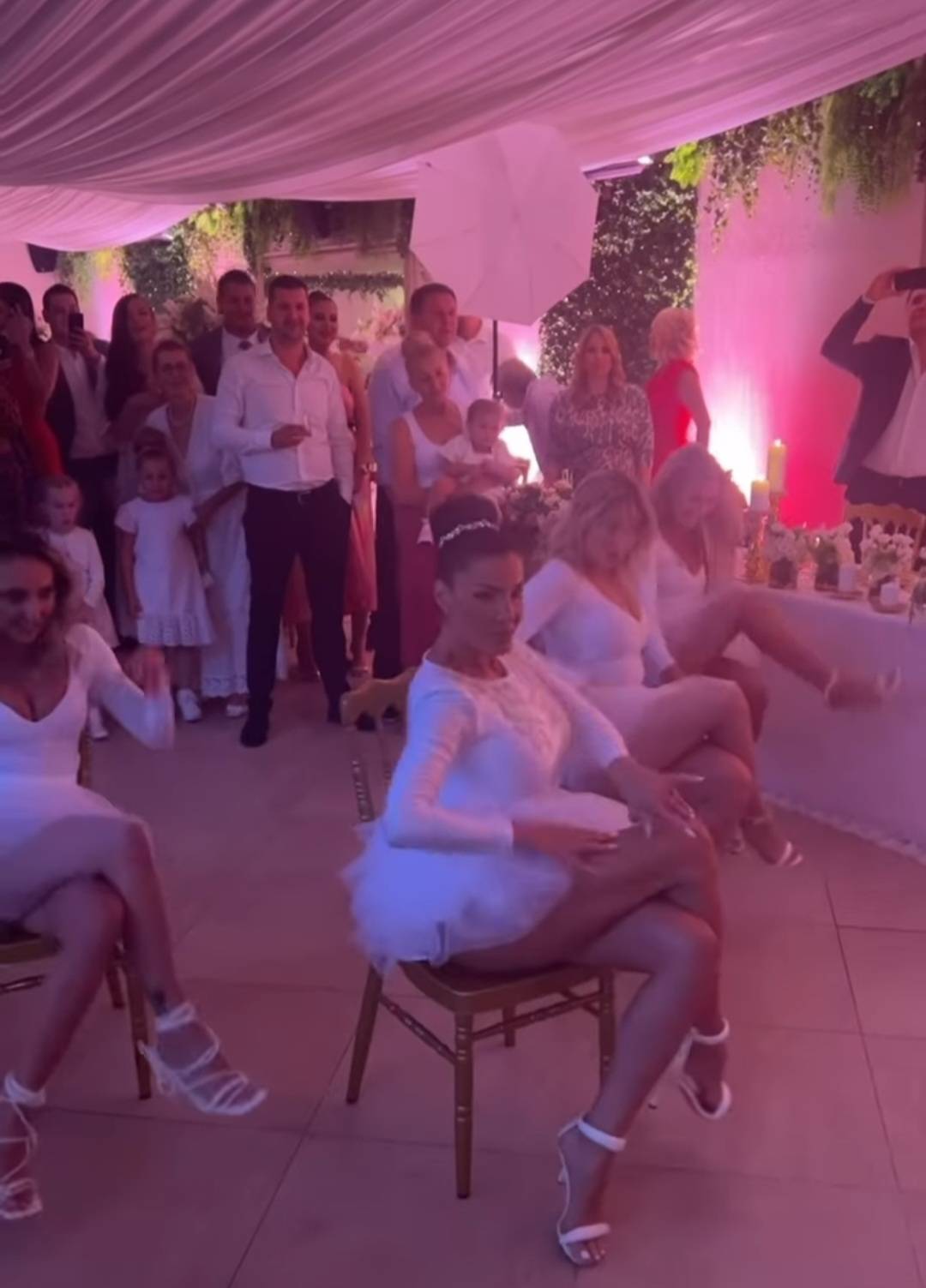 NE ZNA ŠTA GA JE SNAŠLO: Mia Borisavljević suprugu izvela SEKSI PLES na svadbi (VIDEO) 4 be553a0f66ef832bbf8755e488865f68051735b8