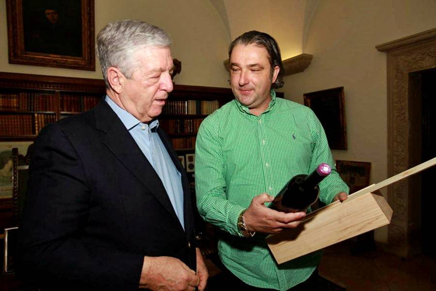 VELIKA ČAST: Hame Nalić u poseti Karađorđevićima (FOTO) 3 bfd3058b7ccc11701b7b59423567d7b812a5e0a4