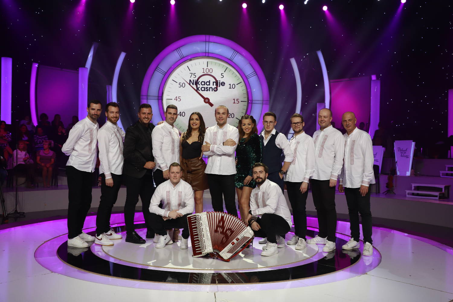 DOČEK SRPSKE NOVE GODINE uz orkestar Ace Sofronijevića i učesnike NIKAD NIJE KASNO 2 c0410a8ff50cef946f22872b6e66a8490efe14bc