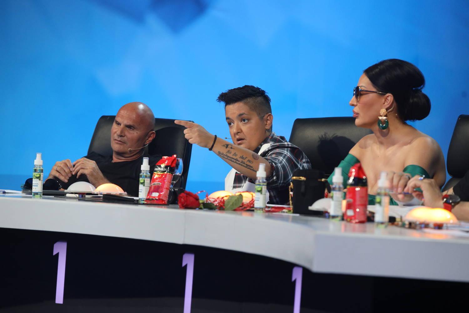 VRHUNSKO PEVANJE I FANTASTIČNI PERFORMANSI: Ovako je izgledala borba za četvrtfinale (VIDEO) 5 c19a1116e3deac6ad9a4013a79f5c031d7e39a5d