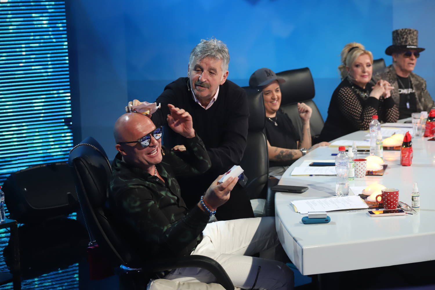 Ceca kolegama PODELILA SAPUNE, oni u neverici: ''OPRALI SMO SE, Mili čak i kosu'' 5 c1ec05794d06011b4786908a1efcf77b55252bb7