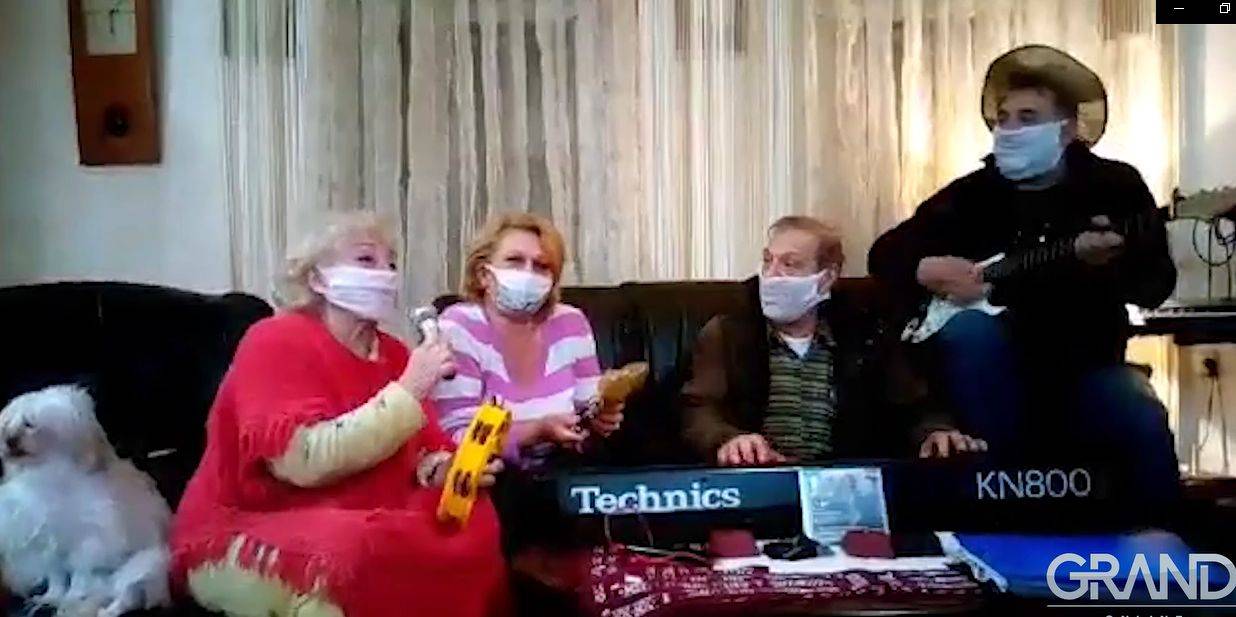 TO JE VEDAR DUH Ekspresno napustila Srbiju zbog korone, usvojila je druga porodica, a evo kako se 93-godišnja Dobrila provodi u izolaciji (VIDEO) 2 c2f6bf968dff35d2412c5c28362b9186bcb34888