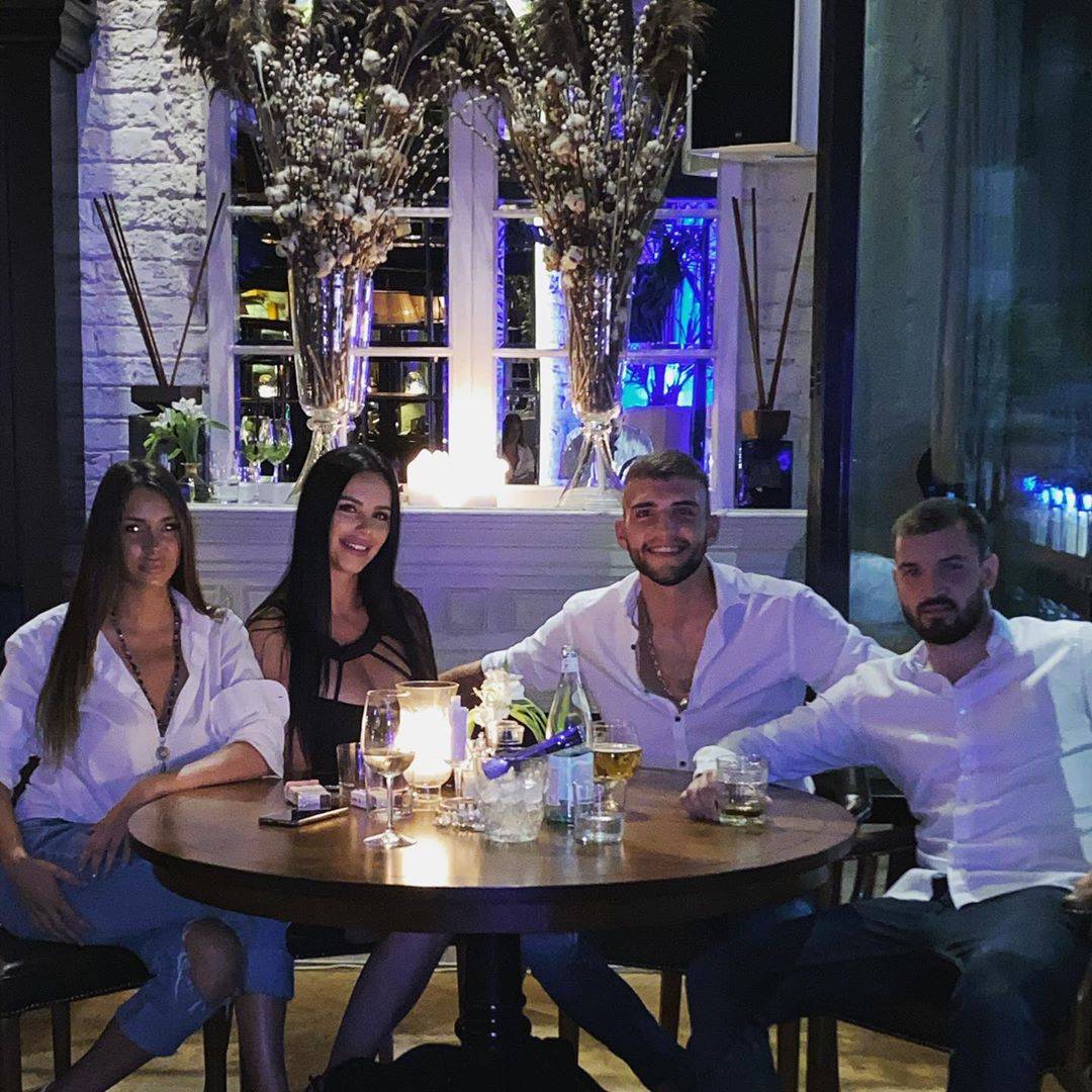 Radna nedelja pored BAZENA! Pevačicin sin vredno trenira a na leđima nosi ŽENINO IME! (FOTO) 2 c354f7629c938aeeee12dbec09f9cc13f4e83d47