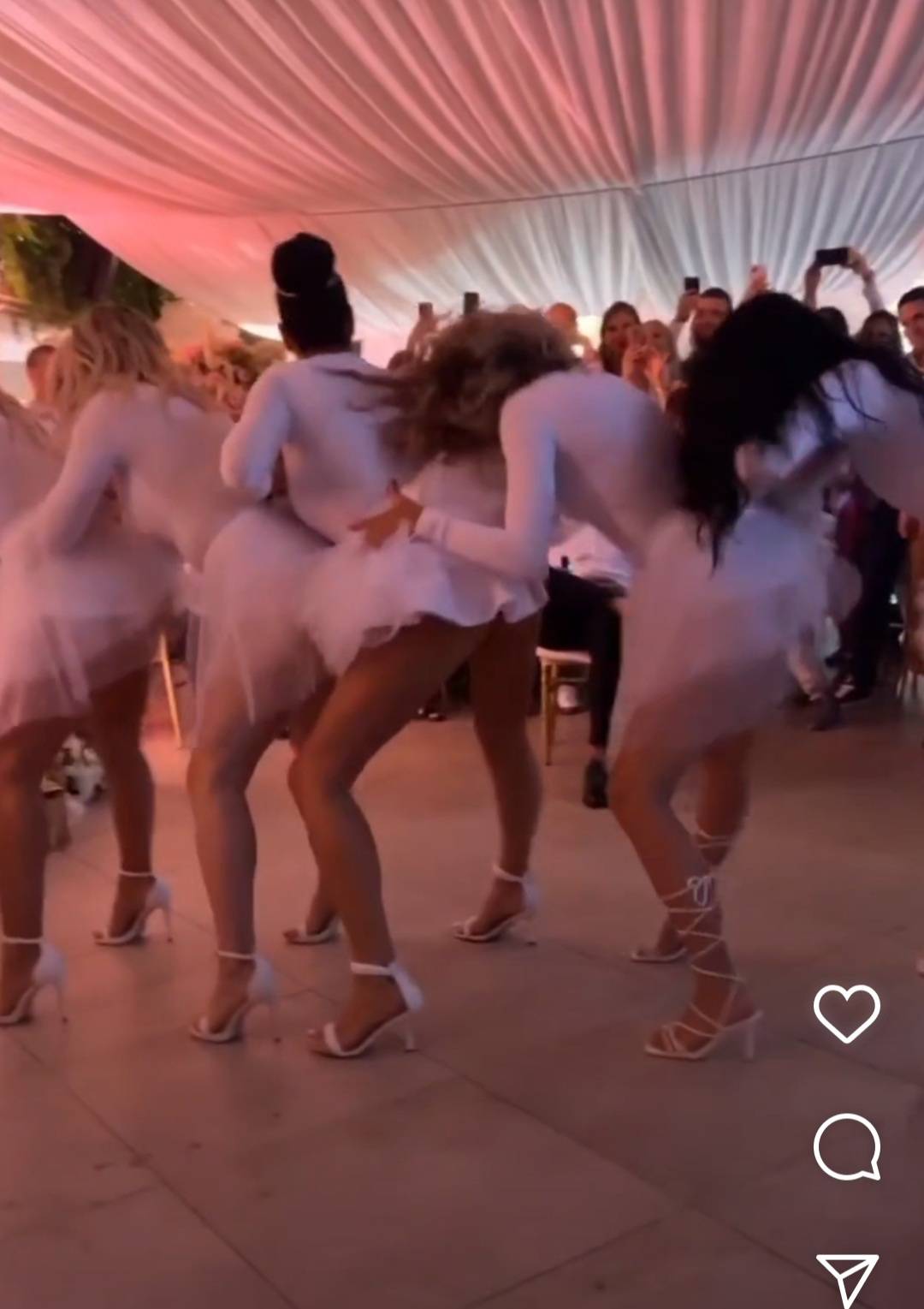 NE ZNA ŠTA GA JE SNAŠLO: Mia Borisavljević suprugu izvela SEKSI PLES na svadbi (VIDEO) 3 c4bd97abcd1bec7e83e5c77f0d8141d121fb5dd7