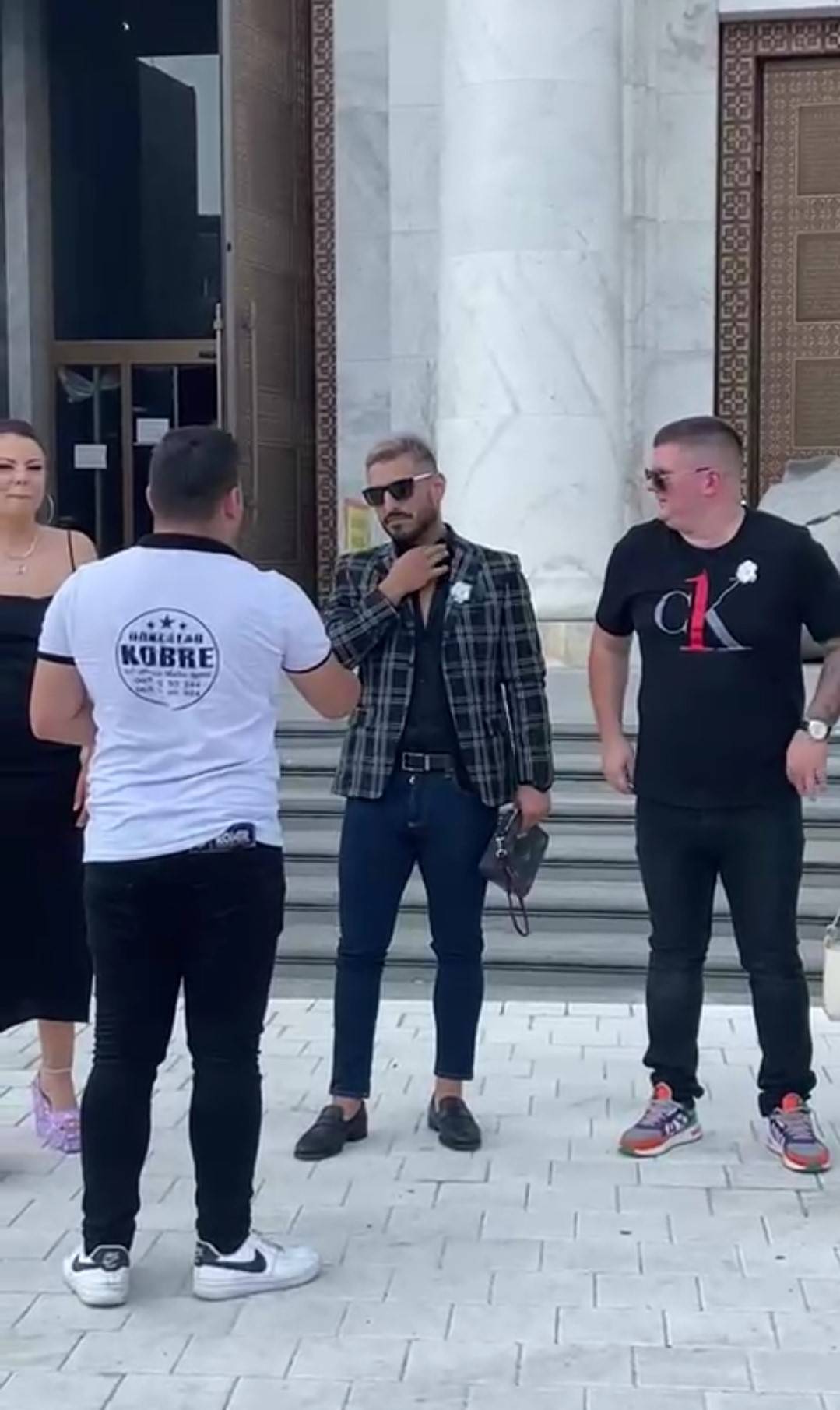 DARKO LAZIĆ NE ŠTEDI: Deli pare i šakom i kapom na svadbi Katarine Grujić (FOTO) 3 c58beb765189685fb8be9f12651a6bcad76bee7a