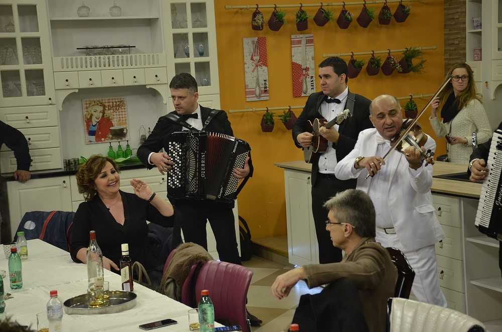 Saša Popović častio muzičare na snimanju novogodišnjih emisija (FOTO) 3 c6f092776d9e1429a6d05192bba2276075b14e56