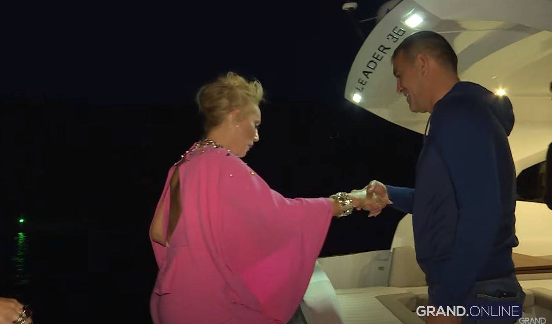 SVI DETALJI SPEKTAKLA U RUMUNIJI: Lepa Brena POKAZALA ZBOG ČEGA JE I DALJE BROJ JEDAN: "Hajde da se volimo je moj moto" (VIDEO) 5 c730d1e826f5575db70112e60542e5df1daa6489