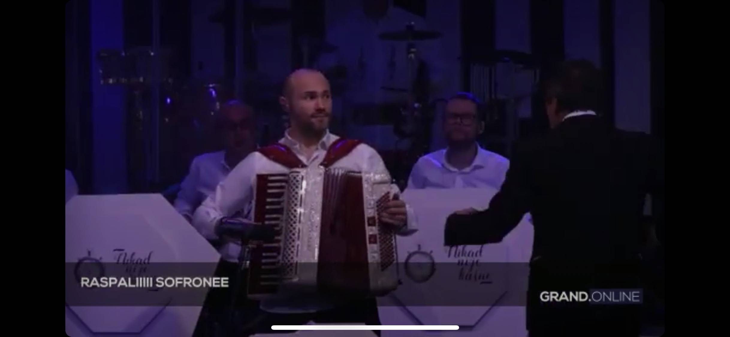 PRAVO U METU: Sofra ganuo Dinču, sve PUCA od dobrog raspoloženja (VIDEO) 4 c7e9f1b40921aeac0de440076645db41c5907cd3