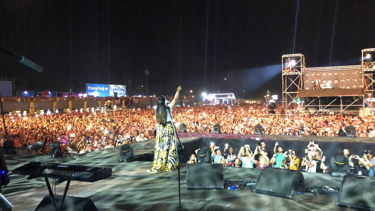 Spektakl za 100.000 ljudi: Dragana Mirković pokorila Ušće! (FOTO+VIDEO) 2 ce02319b4b233dd9d248cd71a67209a3e81a4a7f