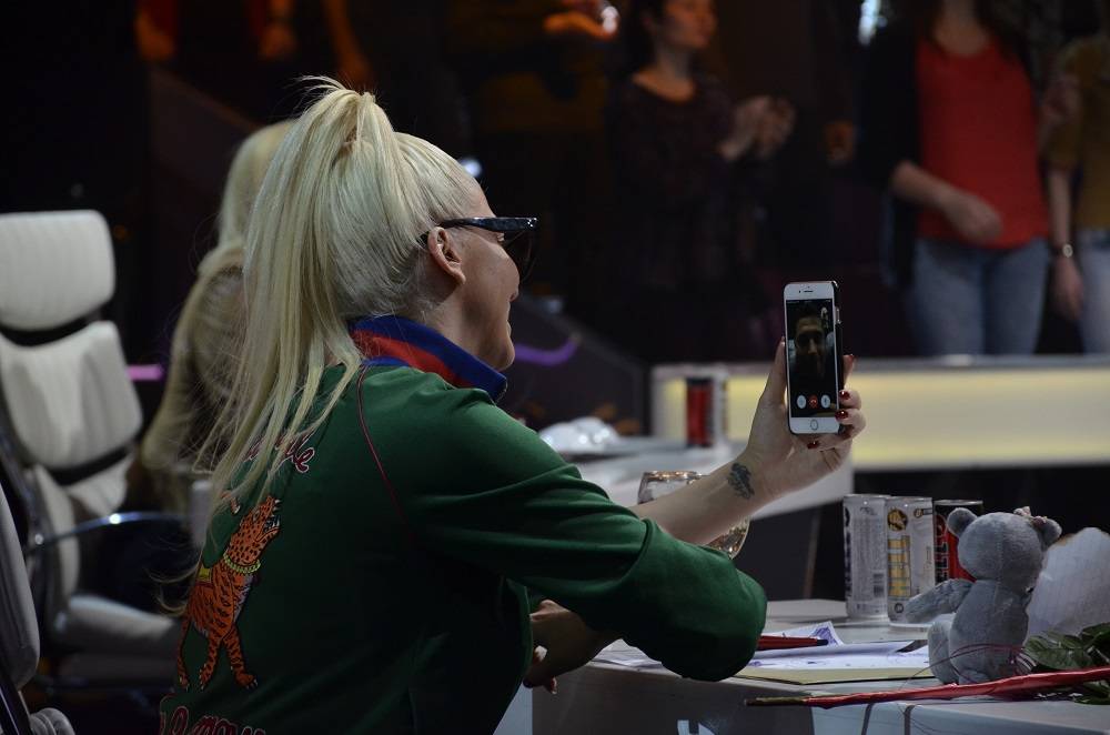 UHVAĆENA NA DELU Jelena Karleuša zaljubljena do ušiju (FOTO) 2 ce160cdde90b5c35b15eb0b3ce54a4445204353d