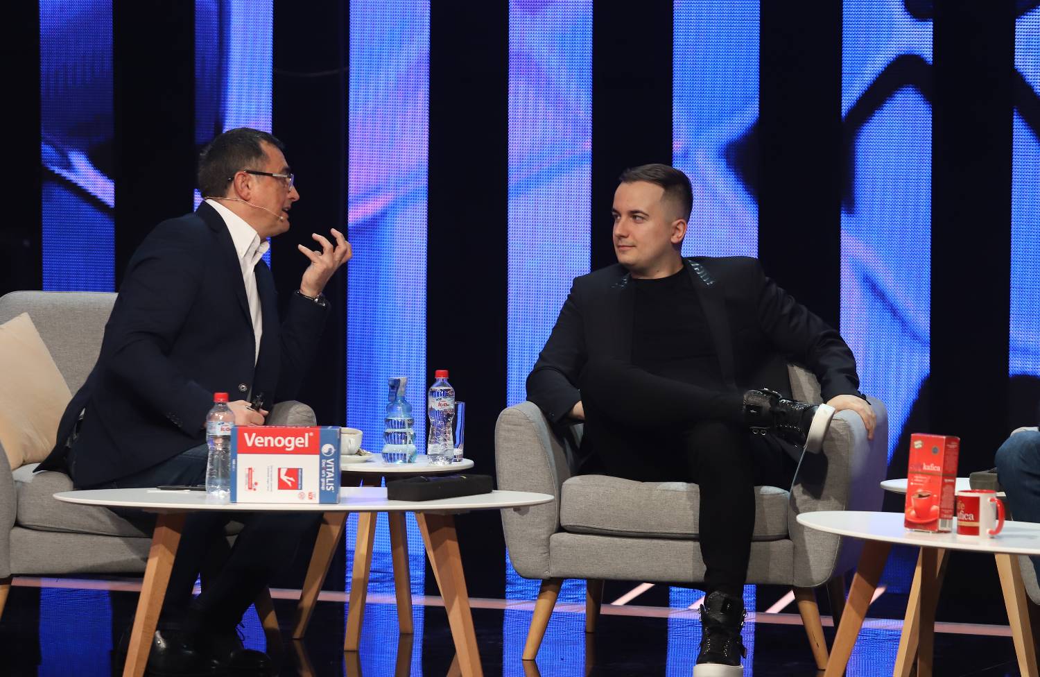 Voja napao pevača: "Kako misliš da ideš na Evroviziju, a ne znaš za Sirogojno džempere?" (VIDEO) 4 ce2bb5777572c2d029935cf4e97f1da85b6e51c7