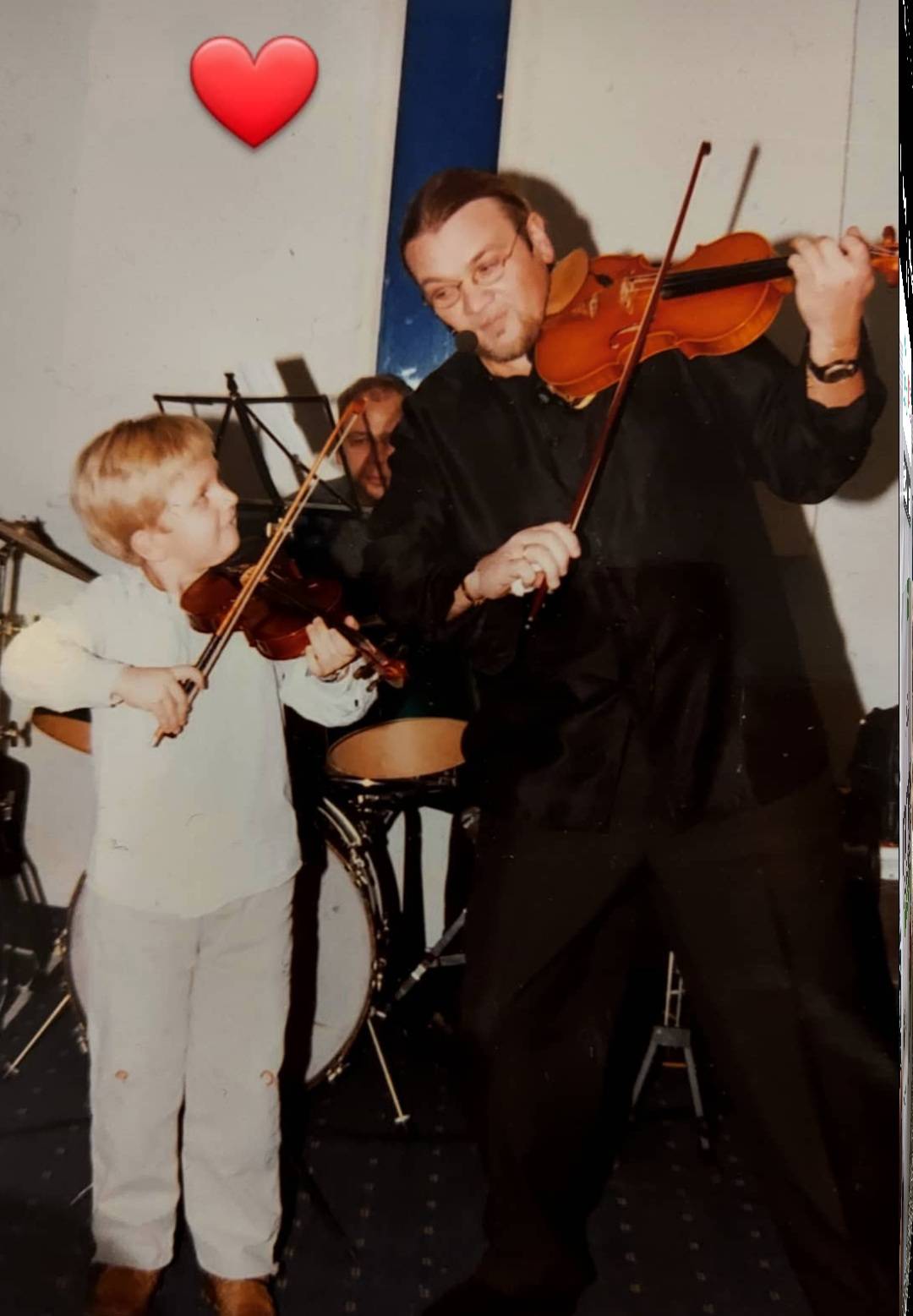 Znate li ko je ovaj preslatki violinista sa fotke? Pomoć, učestvovao je u ZVEZDAMA GRANDA 2 ceefc5c18d8ea5d58df52340016514da9400f5fb