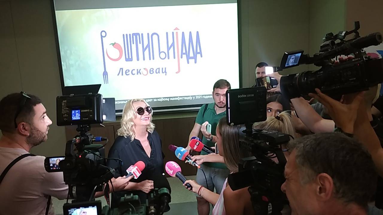 Pevačica OTKRILA na koji način joj se UDVARAJU MUŠKARCI, pa nasmejala sve: "Ovi mlađi..." 4 cf9ae8e7c7c54232d3d36c1ee709c7409a5eebaf