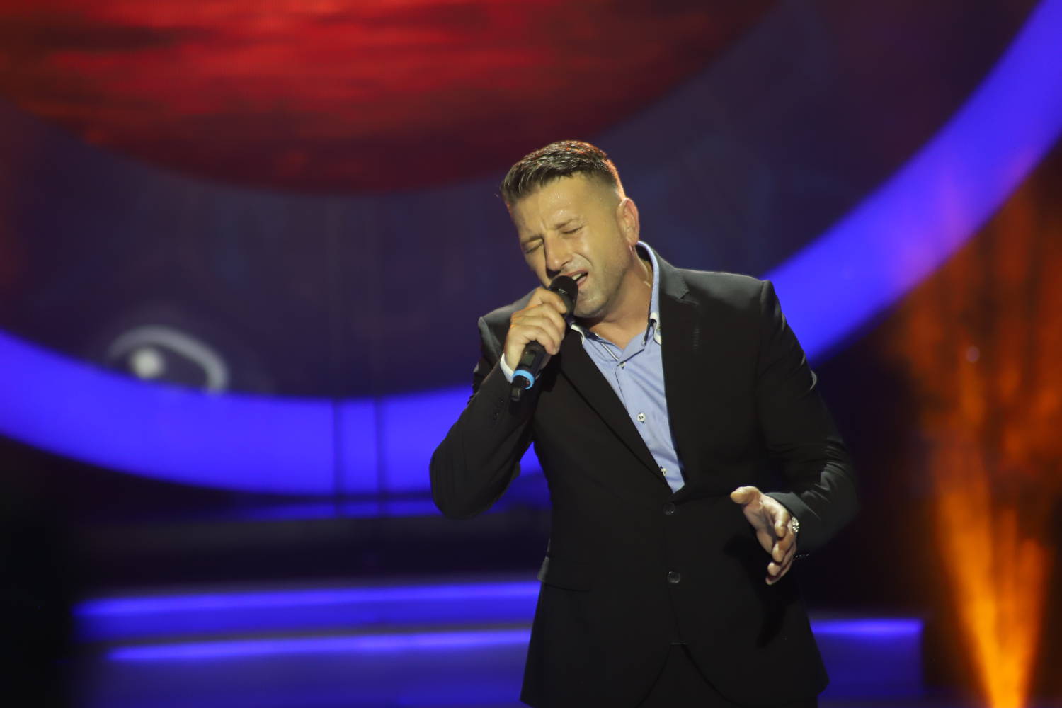 HIT KAO KUĆA Jasmin Heinz otpevao deo nove pesme, ali se ovakvoj reakciji fanova nije nadao (VIDEO) 2 d055636ea0b238a595302b7b51c7962759da2d53