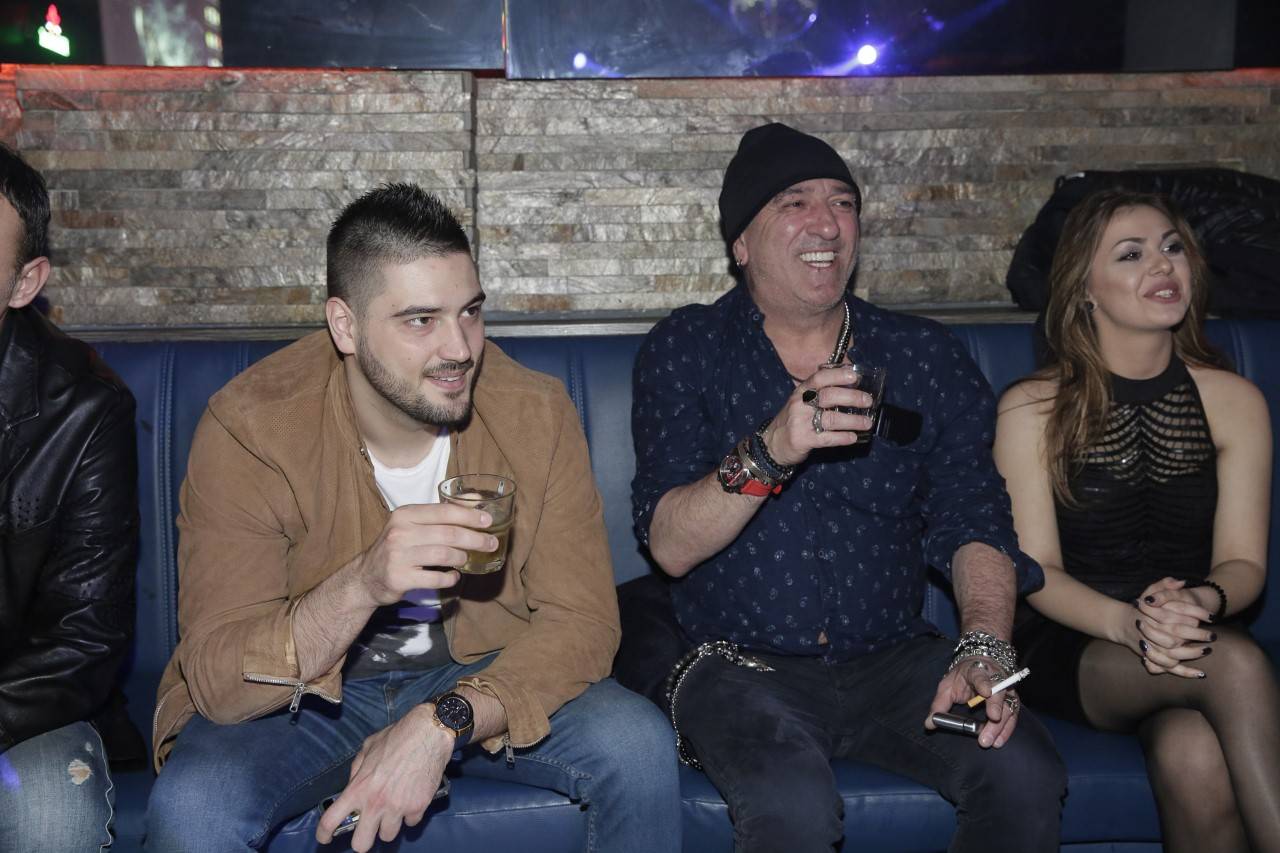 VEČE ZA PAMĆENJE Biljana i Tifa sa kolegama nazdravili uspehu nove pesme (FOTO) 2 d164411e13f92cd3c1c9ae92aed883956b831c31