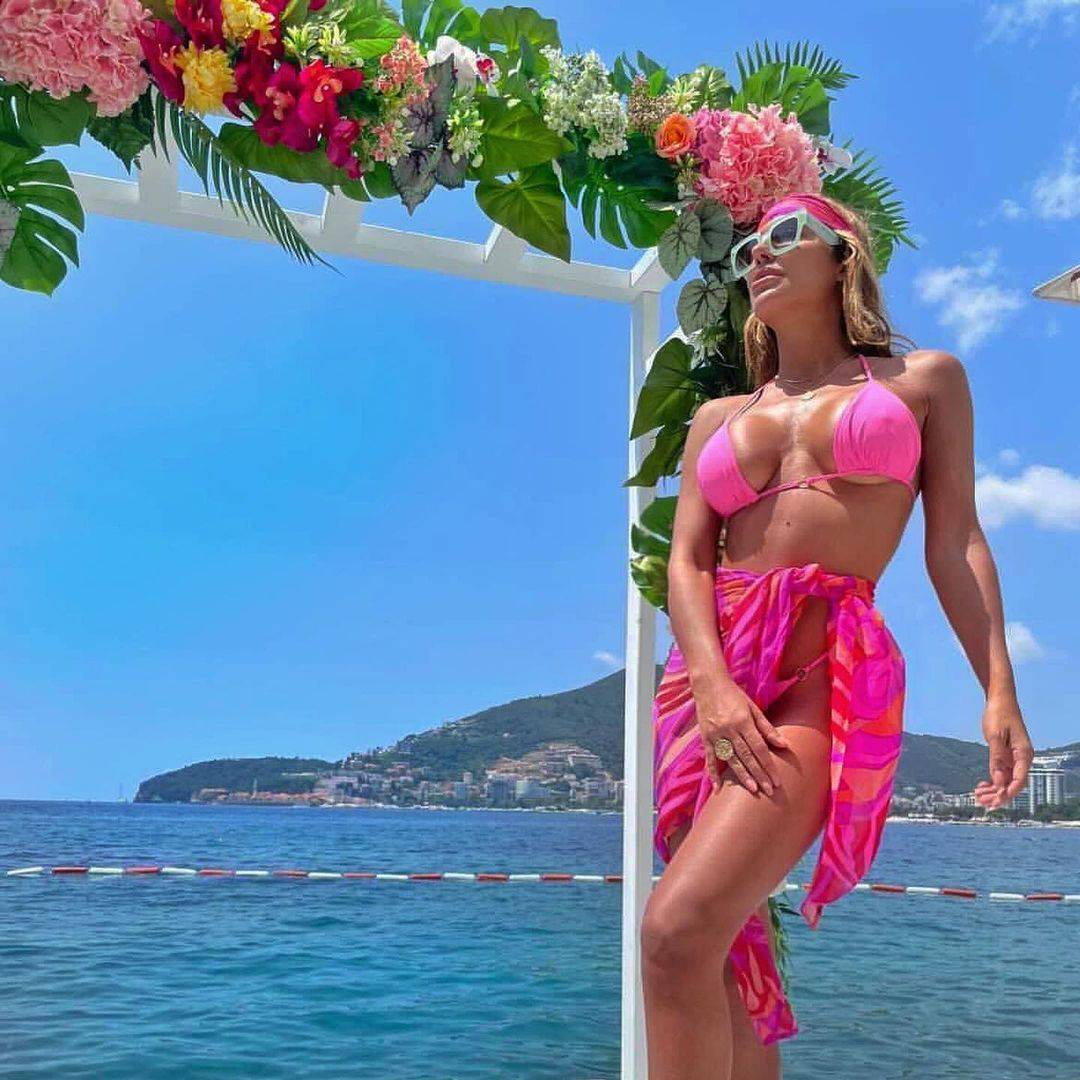 NE PRESTAJE DA PROVOCIRA: Poželela skandal,a sada IZAZIVA fotkama iz kreveta (FOTO) 2 d18e772f3af8debc1514f59f58d2fb0e3e65a9b6