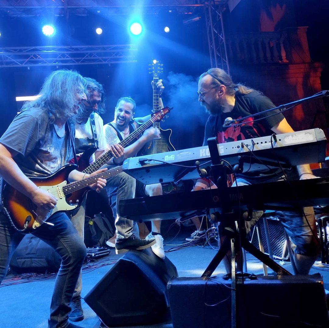 OD MALE GRUPE DO KULTNOG BENDA Vlajko otvorio dušu o TEŠKIM počecima: "Neverne bebe su ostale verne" 3 d4e9a2ea7f5503db4d3213a9bd6a6203f1633ea8